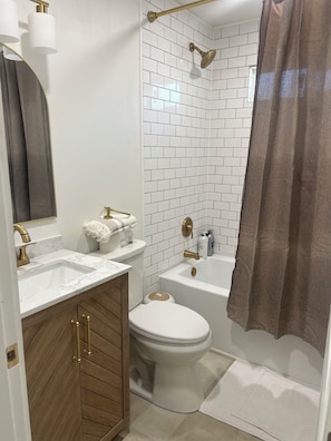 Toallas, jabón, papel de baño 