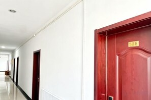 Un pasillo con puertas, una de ellas con el número 206.