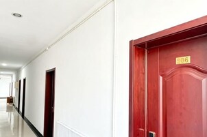Un pasillo con puertas, una de ellas con el número 206.