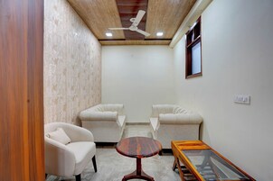 Habitación ejecutiva | Caja fuerte, escritorio, espacio para trabajar con un portátil