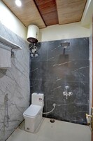 Chambre Double Deluxe, vue ville | Salle de bain | Serviettes fournies, savon, shampoing, papier toilette