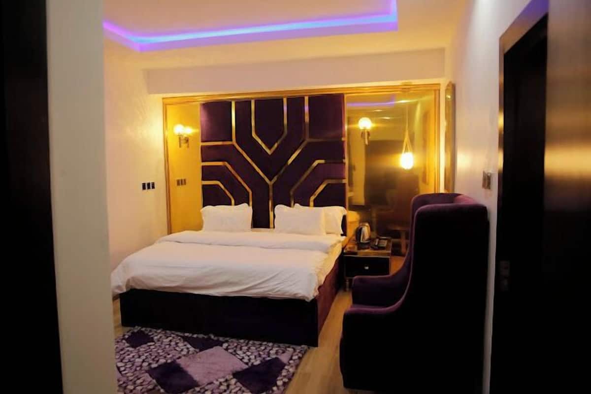 Deluxe Room, Balcony, City View | Desk, laptop workspace, blackout drapes, soundproofing