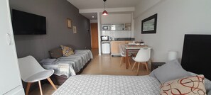 1 dormitorio, tabla de planchar con plancha, wifi y ropa de cama
