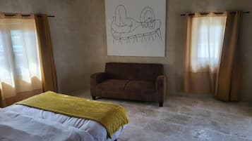 Suite Deluxe, patio, vista a la alberca | Cortinas blackout, insonorización y tabla de planchar con plancha