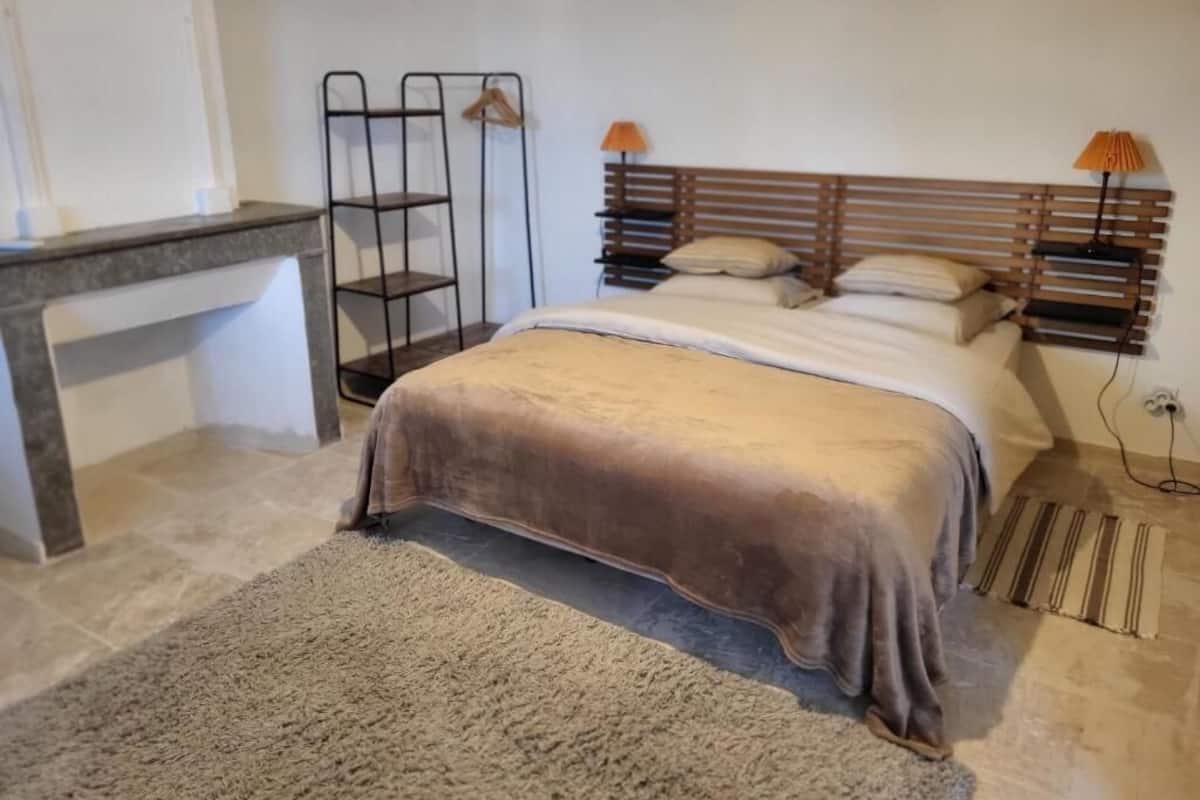 Kamar Double Deluks, balkon, pemandangan halaman | Tirai kedap cahaya, kedap suara, setrika/meja setrika, dan Wi-Fi gratis