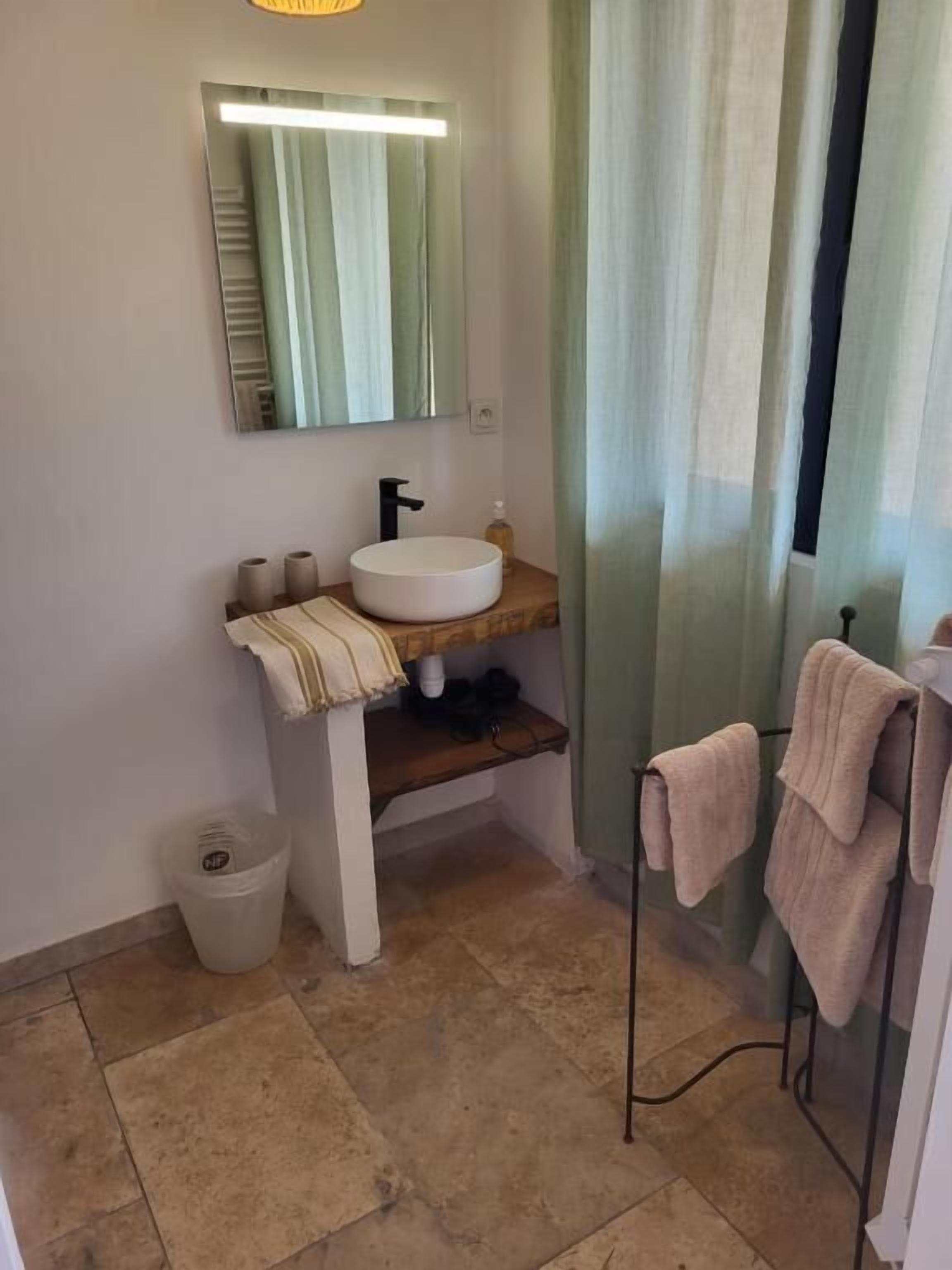 Kamar Double Deluks, balkon, pemandangan halaman | Kamar mandi