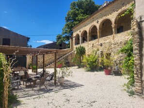Exterior - bastide de la madelaine (Pougnadoresse)