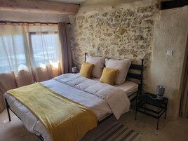 Suíte luxo, varanda, vista para a piscina | Cortinas blackout, quartos à prova de som, ferros/tábuas de passar roupa