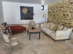 Living area - bastide de la madelaine (Pougnadoresse)