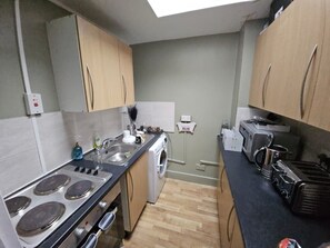 Frigorífico, microondas, horno y placa de cocina