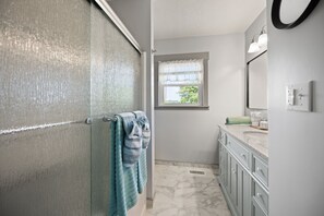 Bruser, hårtørrer, håndklæder, Toiletpapir