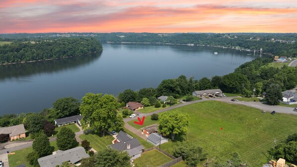A residential area with houses, a large grassy field, and a lake. - Family-friendly home, 1 mile to ramp. Parking for multiple vehicles & trailers. (Somerset)