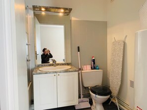 SĂšche-cheveux, serviettes fournies, savon, papier toilette