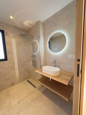 Shower, hair dryer, towels - NEW: Villa with pool and large sunset terrace (Roscoff)