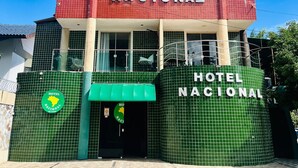 A building with a sign reading "HOTEL NACIONAL" at the entrance. - Hotel Naciuonal (Sobral)