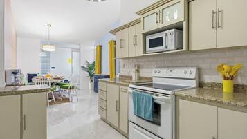 Mikroaaltouuni, uuni, liesi