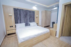 Quarto luxo, sacada, vista para a cidade | Escrivaninha, espaço de trabalho para notebook, quartos à prova de som