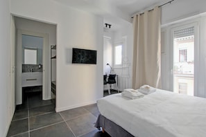 1 chambre, bureau, fer et planche à repasser, Wi-Fi gratuit