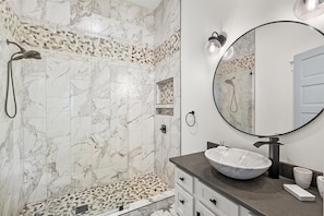 Regadera, secadora de cabello, bidet, toallas