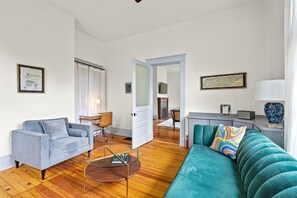 Smart TV, fireplace - Stunning Nashville Home close to Downtown / Bdwy (Nashville)