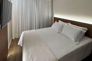 2 sovrum, värdeförvaringsskåp på rummet och skrivbord