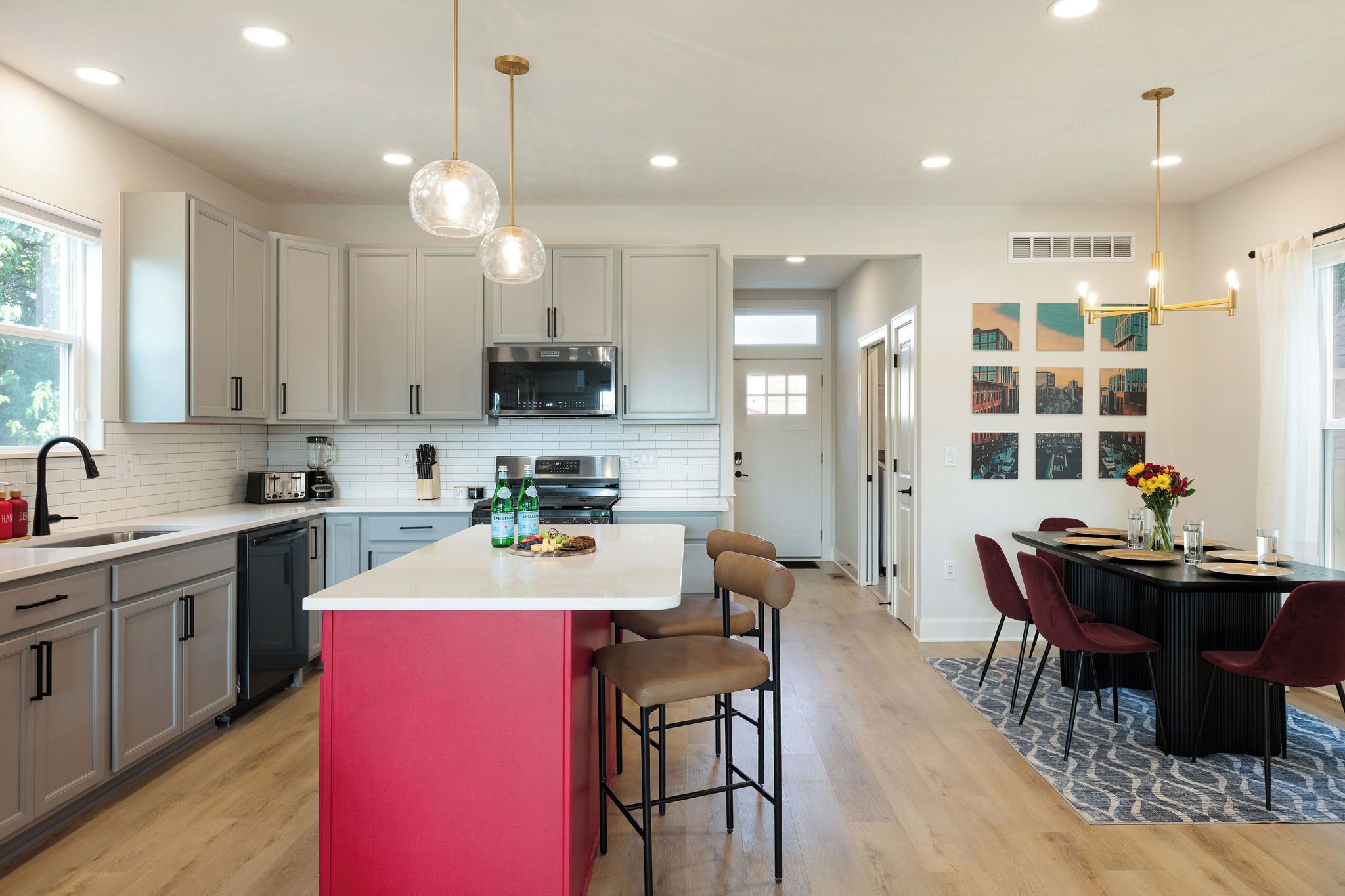 Een magnetron, een oven, een kookplaat, een vaatwasser