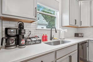 Microwave, oven, stovetop, dishwasher - Hot Tub - Mins to Short North - Retro Game Room - New Construction (Columbus)