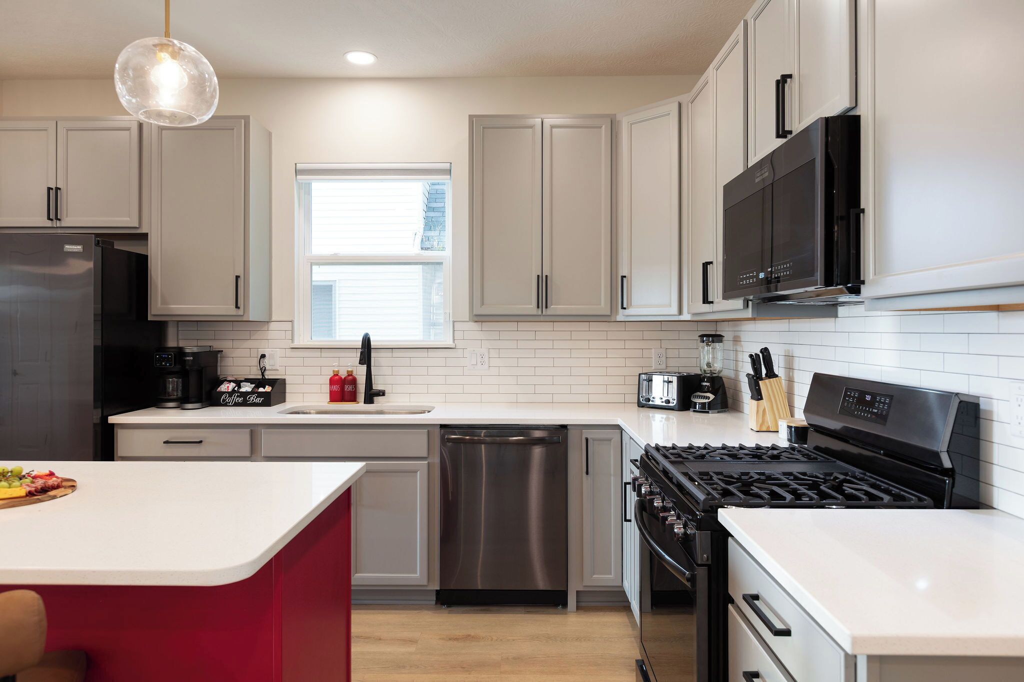 Een magnetron, een oven, een kookplaat, een vaatwasser