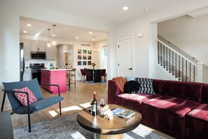 Smart TV - Hot Tub - Mins to Short North - Retro Game Room - New Construction (Columbus)