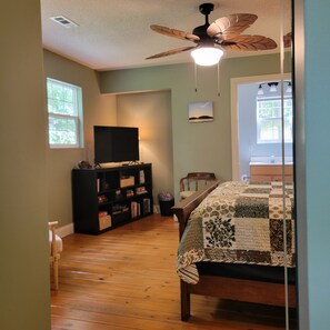 1 bedroom, iron/ironing board, free WiFi, bed sheets - Cozy Cabin (Burnside)