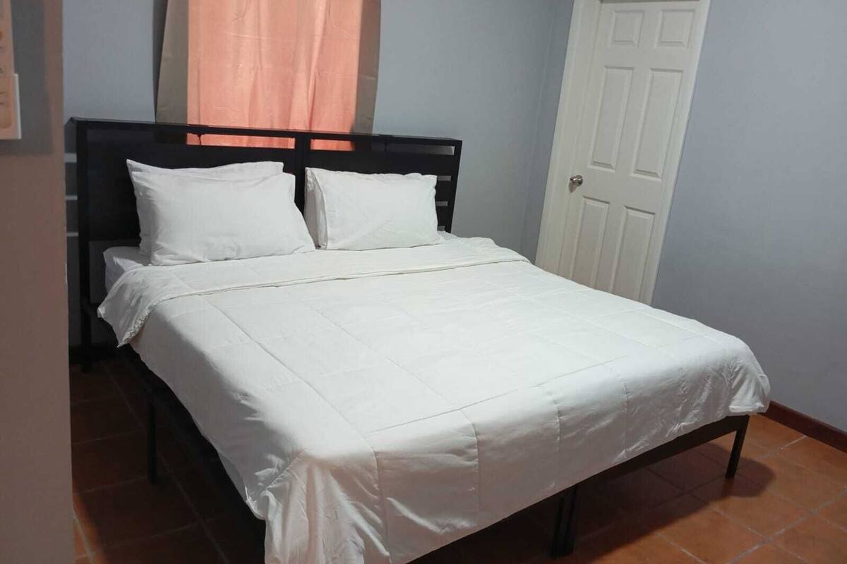 Habitación individual estándar | Espacio para trabajar con un portátil y tabla de planchar con plancha