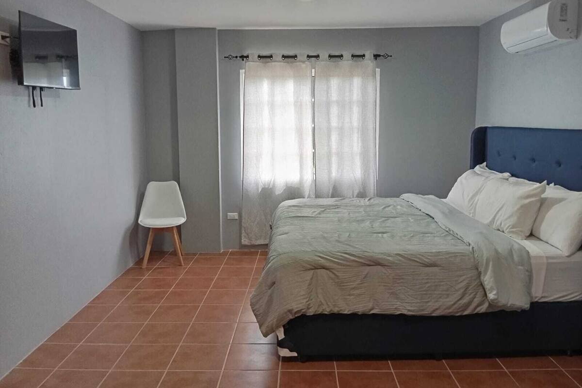 Habitación individual Deluxe, 1 cama de matrimonio grande | Espacio para trabajar con un portátil y tabla de planchar con plancha