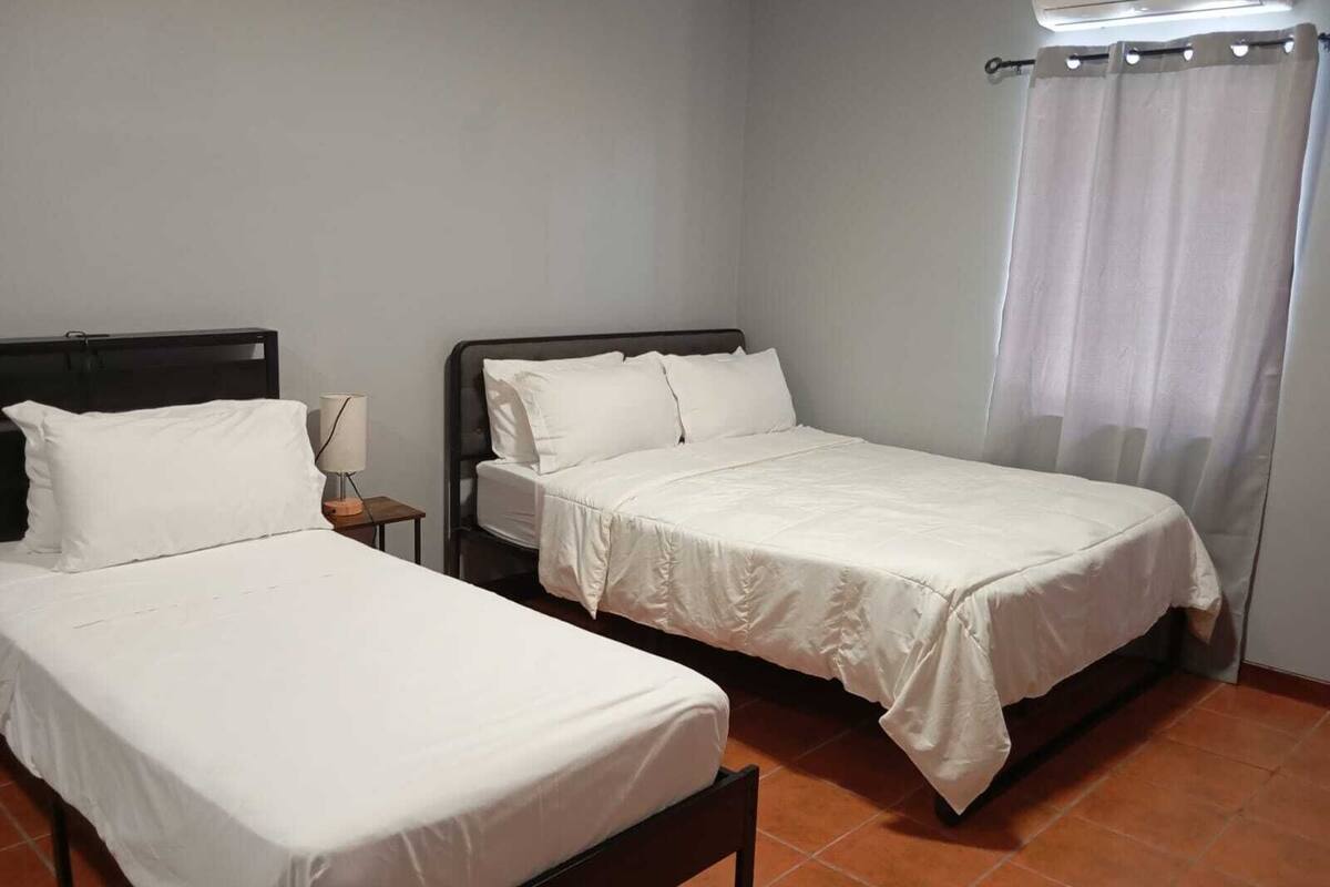 Habitación estándar doble | Espacio para trabajar con un portátil y tabla de planchar con plancha