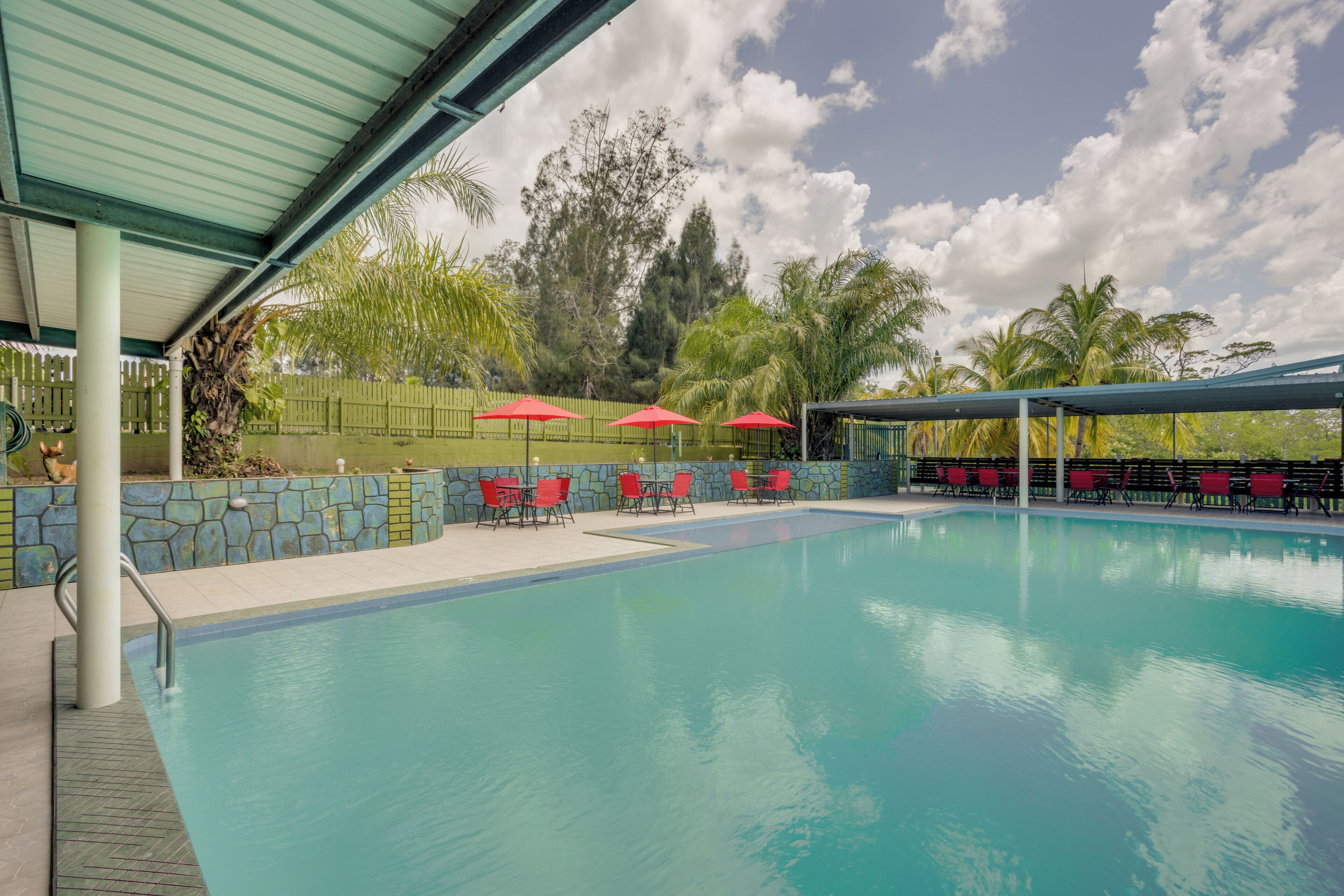 Una piscina al aire libre, sombrillas