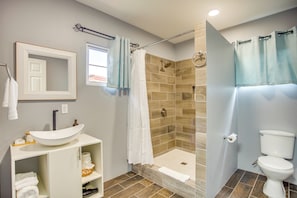 Standardzimmer | Badezimmer | Dusche, kostenlose Toilettenartikel, Haartrockner, Handtücher