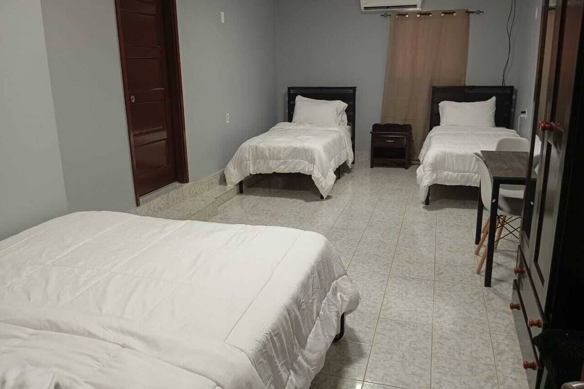 Habitación triple estándar | Espacio para trabajar con un portátil y tabla de planchar con plancha