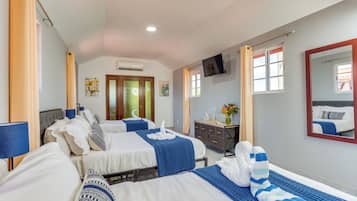 Habitación familiar | Mobiliario individual, escritorio, espacio para trabajar con un portátil