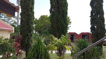 Kamar Triple Keluarga | Ruang kerja ramah laptop, setrika/meja setrika, dan Wi-Fi gratis