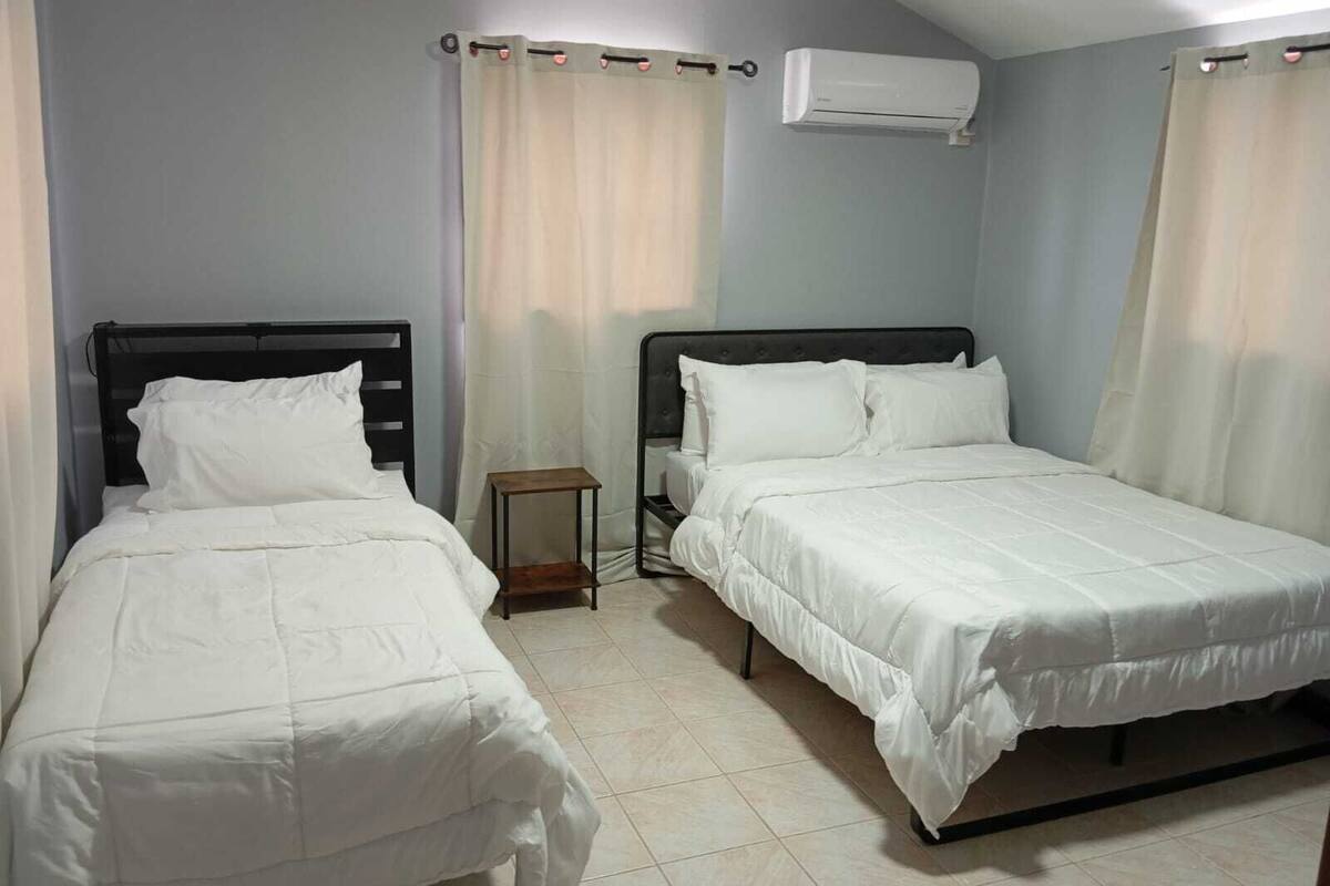 Habitación estándar | Espacio para trabajar con un portátil y tabla de planchar con plancha