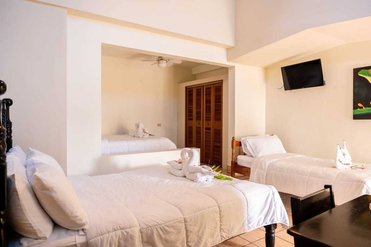Habitación triple Confort | Espacio para trabajar con un portátil y tabla de planchar con plancha