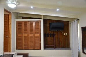 Triple Room, 1 Bedroom, Mountain View | Laptop workspace, iron/ironing board, free WiFi, bed sheets - Hill Garden Boutique Resort. (San Ignacio)
