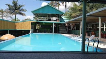 Una piscina al aire libre, sombrillas
