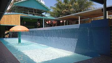 Una piscina al aire libre, sombrillas