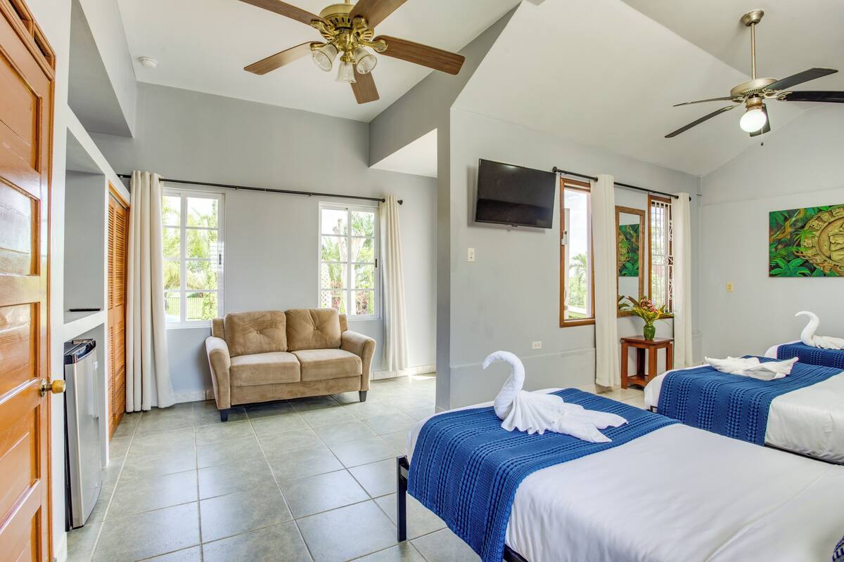 Habitación cuádruple Confort | Escritorio y espacio para trabajar con un portátil