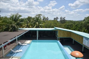 Una piscina al aire libre, sombrillas