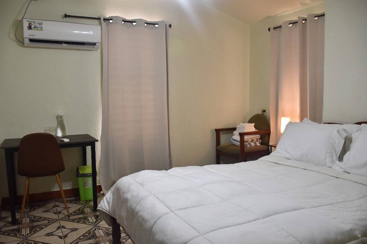 Habitación estándar | Espacio para trabajar con un portátil y tabla de planchar con plancha