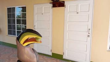 Espacio para trabajar con laptop y tabla de planchar con plancha