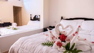 Comfort Triple Room | Laptop workspace, iron/ironing board, free WiFi, bed sheets