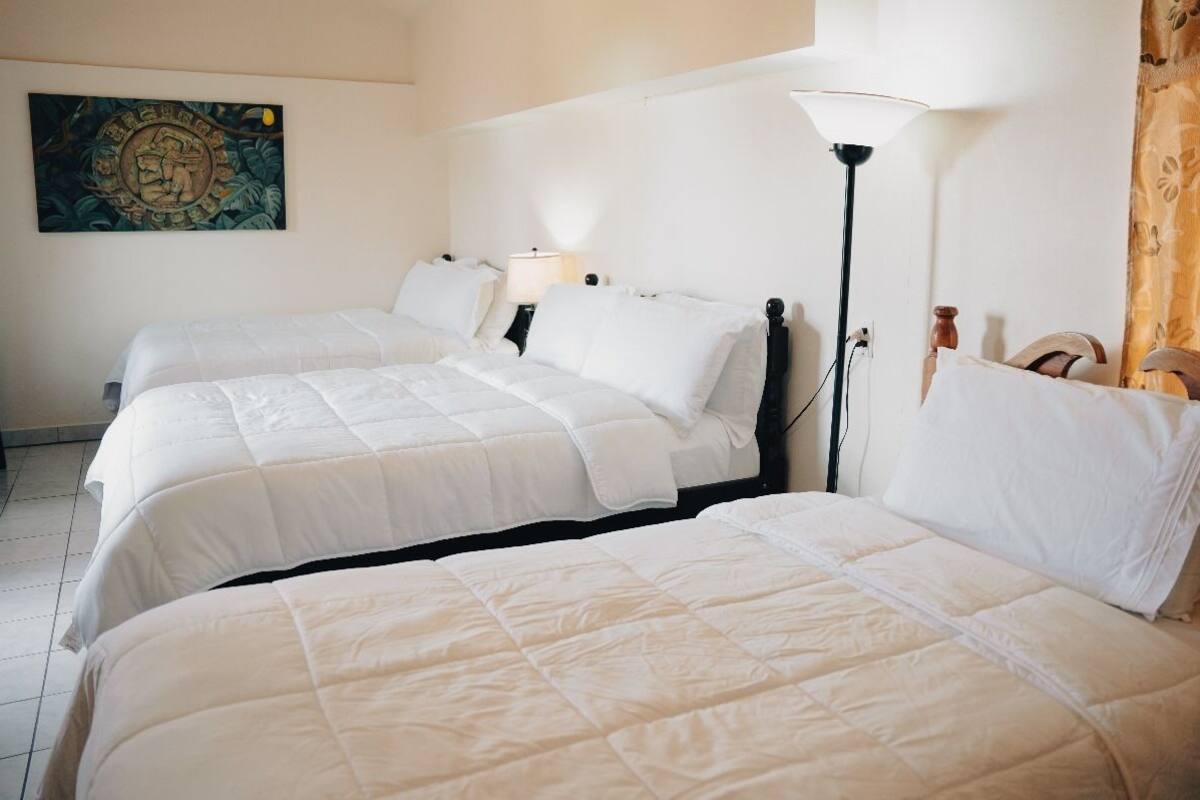 Habitación triple Deluxe | Espacio para trabajar con un portátil y tabla de planchar con plancha