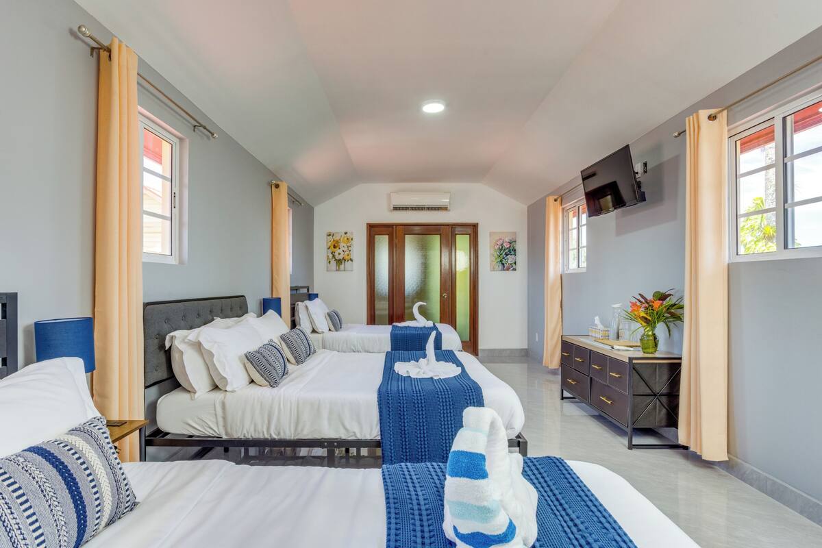Habitación familiar | Escritorio y espacio para trabajar con un portátil